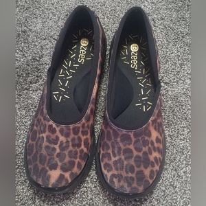 BZEES Fusion Slip On Wedge Flats Size 8.5 M Leopard Print